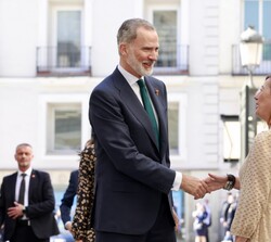 Sus Majestades los Reyes son recibidos por la presidenta del Congreso de los Diputados, Francina Armengol